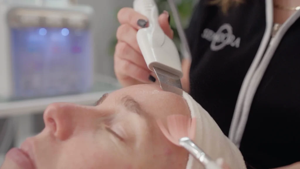 Arcfeszesítés – miért veszít a bőr rugalmasságából, és hogyan segít a face lifting kezelés?​